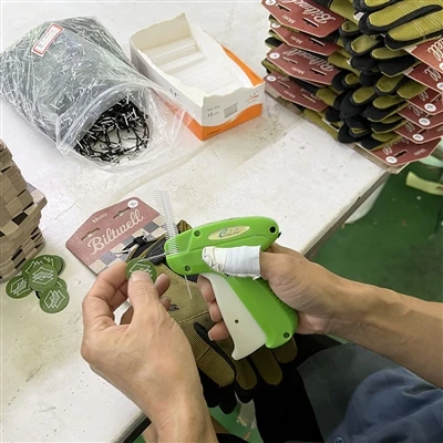 Estamos embalando cuidadosamente os produtos para nossos clientes.