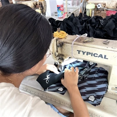 Nossa equipe em ação montando luvas de segurança masculinas